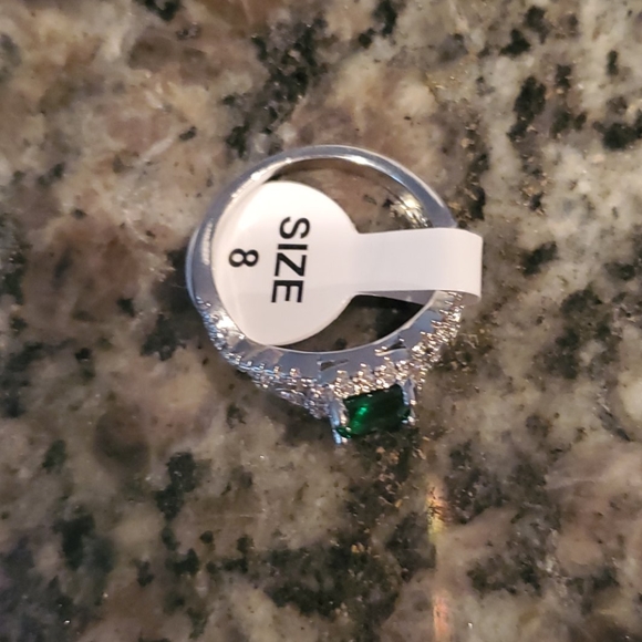 Silver Ring with emerald,  size 8, new with tag - Picture 4 of 5